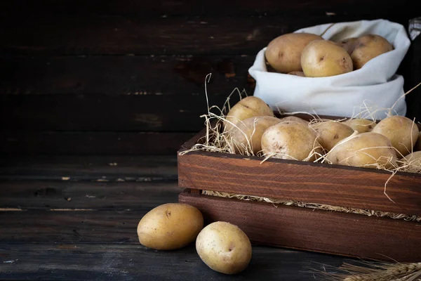 Cartofi cruzi organici într-o cotă de lemn în paie — Fotografie, imagine de stoc