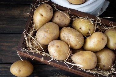 Saman Ahşap Kasada Organik Çiğ Patates