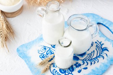 Çeşitli şekil ve boyutlarda şişelerde süt