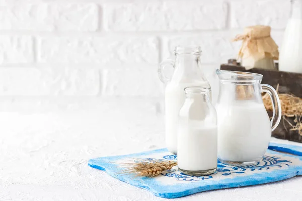 Çeşitli şekil ve boyutlarda şişelerde süt