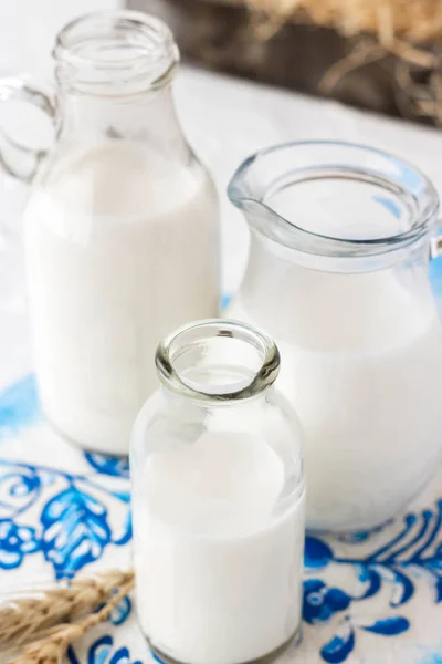 Latte in bottiglie di varie forme e dimensioni — Foto Stock