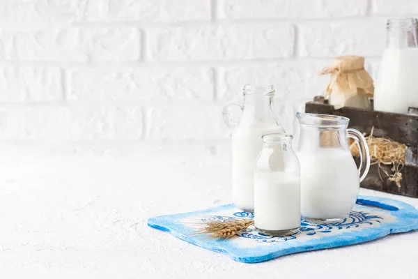 様々な形や大きさのボトルのミルク — ストック写真