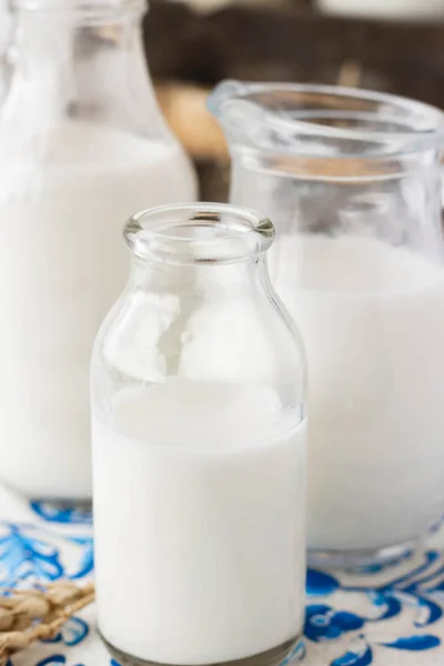 Latte in bottiglie di varie forme e dimensioni — Foto Stock