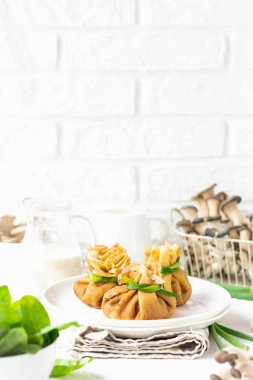 Pancake çanta ıspanak ile kızarmış istiridye mantar ile doldurulmuş