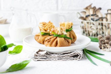 Pancake çanta ıspanak ile kızarmış istiridye mantar ile doldurulmuş