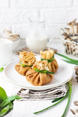 Pancake çanta ıspanak ile kızarmış istiridye mantar ile doldurulmuş