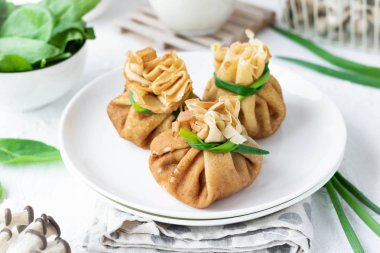 Pancake çanta ıspanak ile kızarmış istiridye mantar ile doldurulmuş