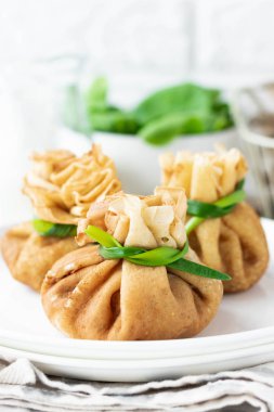 Pancake çanta ıspanak ile kızarmış istiridye mantar ile doldurulmuş