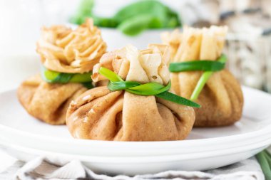 Pancake çanta ıspanak ile kızarmış istiridye mantar ile doldurulmuş