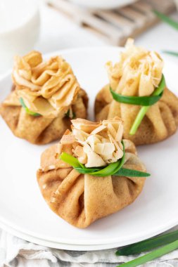 Pancake çanta ıspanak ile kızarmış istiridye mantar ile doldurulmuş