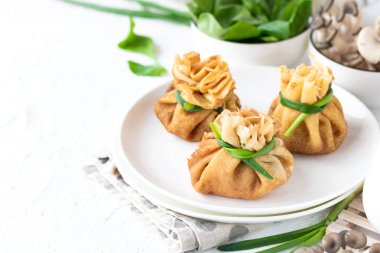 Pancake çanta ıspanak ile kızarmış istiridye mantar ile doldurulmuş