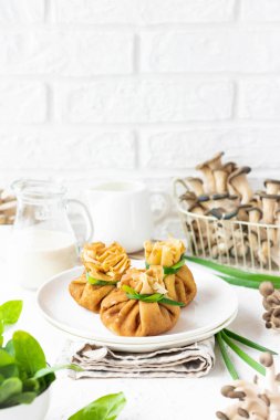 Pancake çanta ıspanak ile kızarmış istiridye mantar ile doldurulmuş