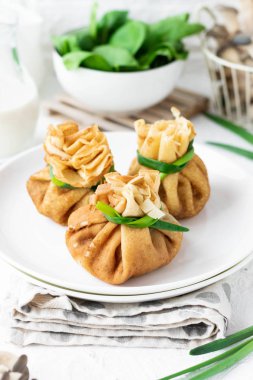 Pancake çanta ıspanak ile kızarmış istiridye mantar ile doldurulmuş