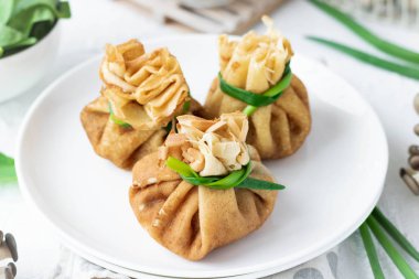 Pancake çanta ıspanak ile kızarmış istiridye mantar ile doldurulmuş