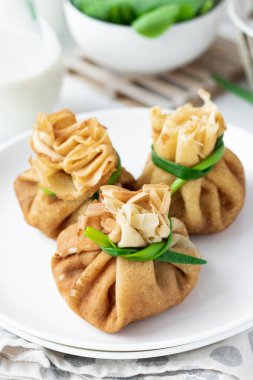 Pancake çanta ıspanak ile kızarmış istiridye mantar ile doldurulmuş