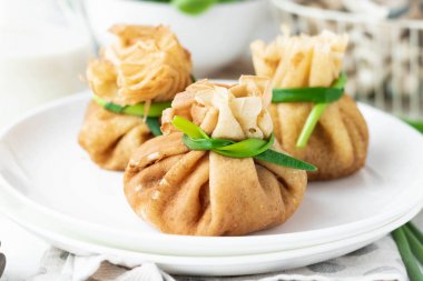 Pancake çanta ıspanak ile kızarmış istiridye mantar ile doldurulmuş