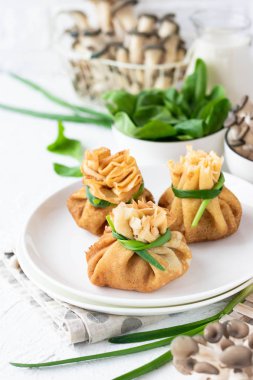 Pancake çanta ıspanak ile kızarmış istiridye mantar ile doldurulmuş