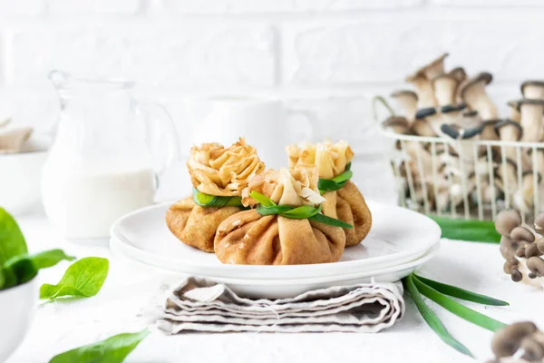 Pancake çanta ıspanak ile kızarmış istiridye mantar ile doldurulmuş