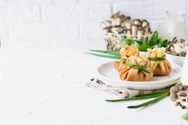Блинчики с жареными устричными грибами со шпинатом — стоковое фото