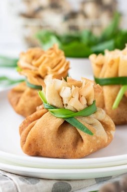 Pancake çanta ıspanak ile kızarmış istiridye mantar ile doldurulmuş
