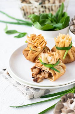 Pancake çanta ıspanak ile kızarmış istiridye mantar ile doldurulmuş