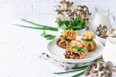 Pancake çanta ıspanak ile kızarmış istiridye mantar ile doldurulmuş