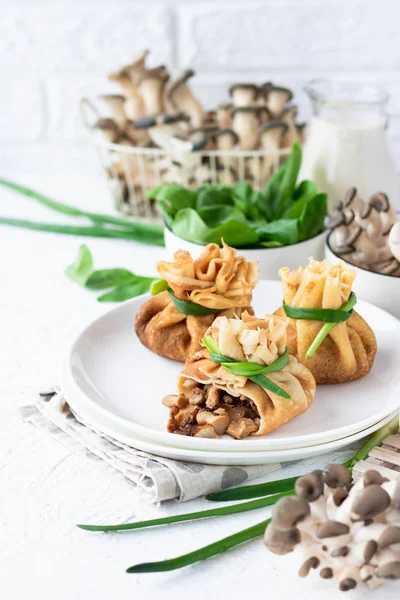 Pancake çanta ıspanak ile kızarmış istiridye mantar ile doldurulmuş