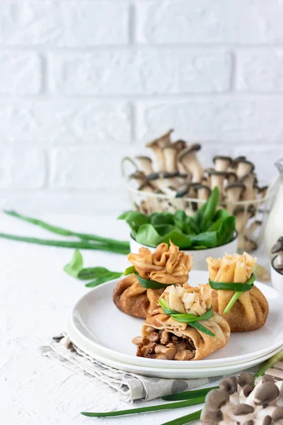 Bolsas para panqueques rellenas con champiñones con espinacas fritas — Foto de Stock