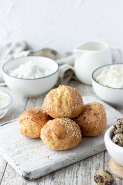 Bıldırcın yumurtası ve pirinç unu üzerine köy peyniri çörekler ekmek için yararlı bir alternatif olarak