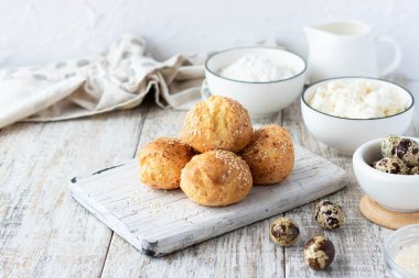 Bıldırcın yumurtası ve pirinç unu üzerine köy peyniri çörekler ekmek için yararlı bir alternatif olarak