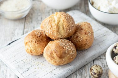 Bıldırcın yumurtası ve pirinç unu üzerine köy peyniri çörekler ekmek için yararlı bir alternatif olarak