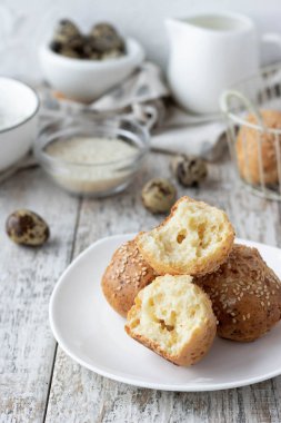 Bıldırcın yumurtası ve pirinç unu üzerine köy peyniri çörekler ekmek için yararlı bir alternatif olarak