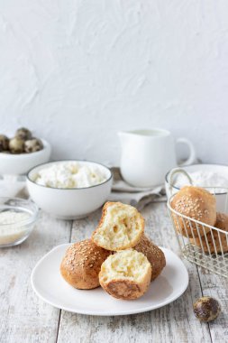 Bıldırcın yumurtası ve pirinç unu üzerine köy peyniri çörekler ekmek için yararlı bir alternatif olarak