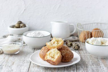 Bıldırcın yumurtası ve pirinç unu üzerine köy peyniri çörekler ekmek için yararlı bir alternatif olarak