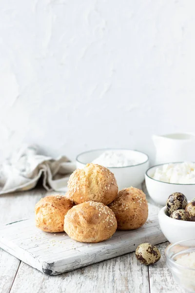 Panecillos de requesón sobre huevos de codorniz y harina de arroz como alternativa útil al pan — Foto de Stock