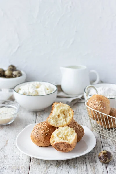 Bıldırcın yumurtası ve pirinç unu üzerine köy peyniri çörekler ekmek için yararlı bir alternatif olarak