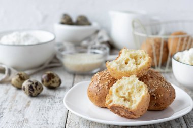 Bıldırcın yumurtası ve pirinç unu üzerine köy peyniri çörekler ekmek için yararlı bir alternatif olarak