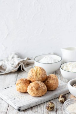 Bıldırcın yumurtası ve pirinç unu üzerine köy peyniri çörekler ekmek için yararlı bir alternatif olarak