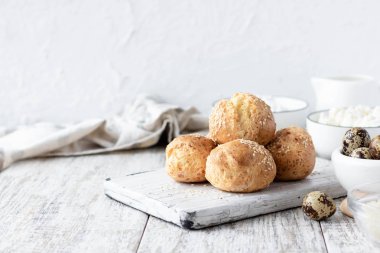 Bıldırcın yumurtası ve pirinç unu üzerine köy peyniri çörekler ekmek için yararlı bir alternatif olarak