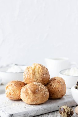 Bıldırcın yumurtası ve pirinç unu üzerine köy peyniri çörekler ekmek için yararlı bir alternatif olarak