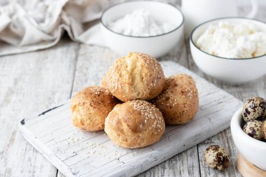 Bıldırcın yumurtası ve pirinç unu üzerine köy peyniri çörekler ekmek için yararlı bir alternatif olarak