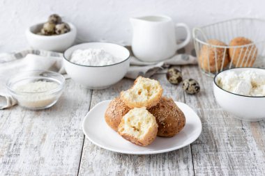 Bıldırcın yumurtası ve pirinç unu üzerine köy peyniri çörekler ekmek için yararlı bir alternatif olarak