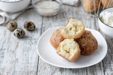 Bıldırcın yumurtası ve pirinç unu üzerine köy peyniri çörekler ekmek için yararlı bir alternatif olarak