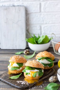 Pirinç unu üzerinde bir lor topuz haşlanmış yumurta ve horrel ile Vejetaryen burger