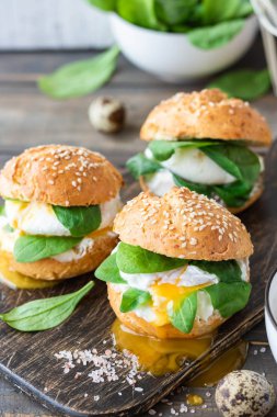Pirinç unu üzerinde bir lor topuz haşlanmış yumurta ve horrel ile Vejetaryen burger