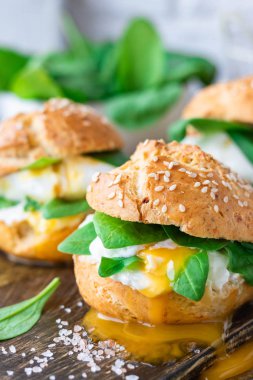 Pirinç unu üzerinde bir lor topuz haşlanmış yumurta ve horrel ile Vejetaryen burger