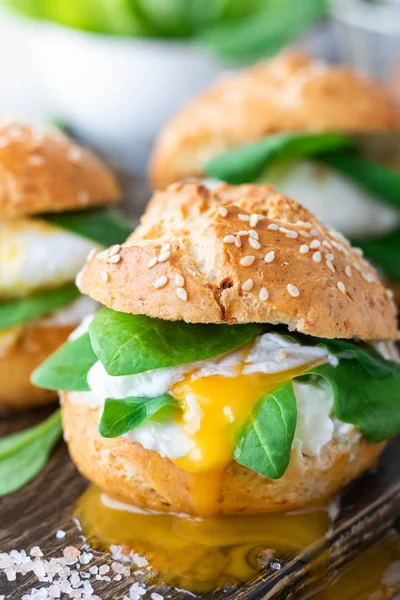 Veggie Burger s vaječným vejcem a šmoulem v sýřence na rýžové mouku — Stock fotografie