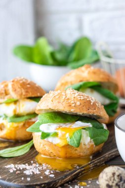 Pirinç unu üzerinde bir lor topuz haşlanmış yumurta ve horrel ile Vejetaryen burger