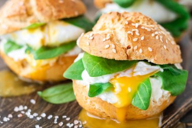 Pirinç unu üzerinde bir lor topuz haşlanmış yumurta ve horrel ile Vejetaryen burger