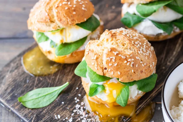 Hamburguesa vegetariana con huevo escalfado y acedera en un bollo de cuajada sobre harina de arroz Imagen De Stock